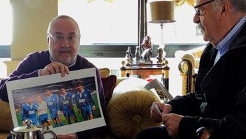 Alfredo Relaño y Vicente del Bosque, con la foto de 'La Quinta de El Buitre'.