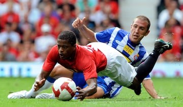 ?ngel pugna con Patrice Evra en el Manchester United-Espanyol de 2008.