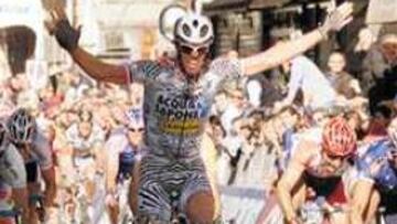 <B>NUNCA ES TARDE.</b> En su decimocuarto intento, recién cumplidos los 35 años, Cipollini logró su sueño.