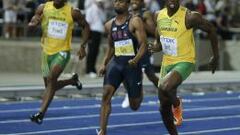 Bolt precede a Gay y a Asafa Powell en una carrera de 100 metros. 