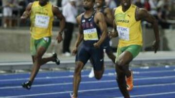 Bolt precede a Gay y a Asafa Powell en una carrera de 100 metros. 