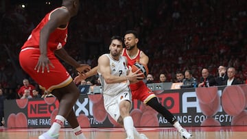 Facundo Campazzo, base del Madrid, trata de superar la defensa del Olympiacos.