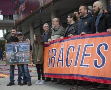 Seguidores rindiendo homenaje a Johan Cruyff fuera del Camp Nou. En imagen, la peña de Johan Cruyff.
