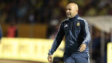 El entrenador de la selecci&oacute;n argentina, Jorge Sampaoli, reacciona hoy, martes 10 de octubre de 2017, durante un partido correspondiente a la &uacute;ltima fecha de las eliminatorias de la Conmebol al Mundial de Rusia 2018 disputado entre Ecuador y Argentina en el estadio Atahualpa de la ciudad de Quito (Ecuador). 