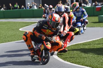 La divertida carrera de minimotos en Motegi