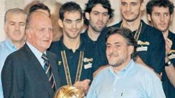 <b>GRACIAS, PEPU. </b>Don Juan Carlos felicitó ayer a Pepu Hernández, quien entregó a Su Majestad un balón y una camiseta firmada.