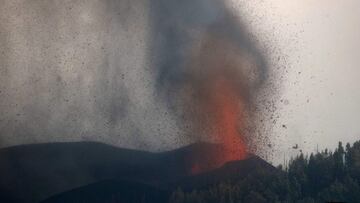 Mount Cumbre Vieja erupts spewing a column of smoke and ash next to the Cabeza de Vaca area, in Cumbre Vieja, El Paso, in the Canary Island of La Palma, on September 21, 2021. (Photo by DESIREE MARTIN / AFP)