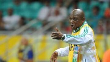 El entrenador de Nigeria Stephen Keshi dirige a su equipo ante Uruguay.