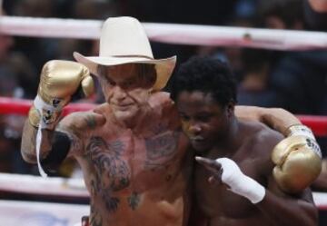 El actor y boxeador estadounidense Mickey Rourke saluda tras el combate con su compatriota Elliot Seymour disputado en Moscú, Rusia, el 28 de noviembre del 2014. 