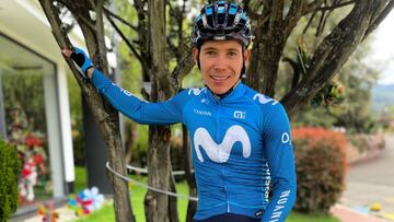 Miguel &Aacute;ngel L&oacute;pez con la nueva indumentario del Movistar Team