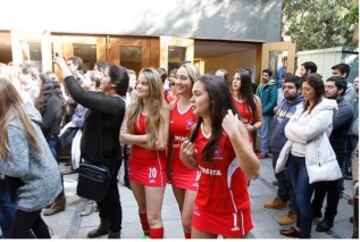 La selección chilena femenina de hockey presentó su nueva indumentaria, con la presencia del técnico Cachito Vigil y algunas de sus figuras.