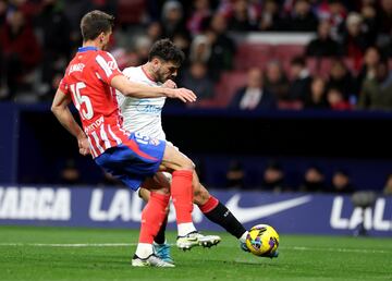 1-2. Kike Salas filtra al espacio para Isaac Romero, gana la carrera a Jos Mara Gimnez y termina disparando con la izquierda, cruzado para superar a Jan Oblak.