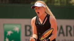 La tenista brit&aacute;nica Francesca Jones celebra un punto durante un partido.