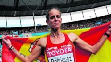 <b>DESCONSUELO. </b>Natalia Rodríguez posa con la bandera de España tras la final de los 1.500 metros de estos Mundiales de Berlín. Ganó y luego fue descalificada.