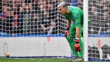 Crystal Palace&#039;s Spanish goalkeeper Vicente Guaita gestures in the goal during the English Premier League football match between Chelsea and Crystal Palace at Stamford Bridge in London on November 9, 2019. (Photo by Glyn KIRK / AFP) / RESTRICTED TO E