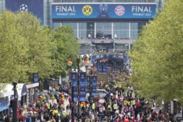 Los seguidores del Borussia y el Bayern invaden la ciudad de Londres con banderas y canticos antes de la final.