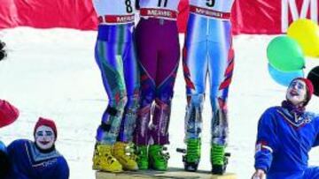 Blanca en el podio de las Juegos de Albertville coin su medalla de bronce.