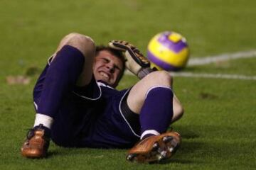 Iker Casillas recibió un golpe en la cabeza de un mechero lanzado desde la grada durante el partido de liga en El Sadar.
 