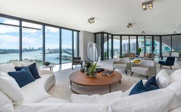 El exfutbolista y su esposa Victoria compraron recientemente esta casa en el rascacielos One Thousand Museum en Miami dise?ado por Zaha Hadid. El ¨¢tico de dos plantas y cinco habitaciones tiene m¨¢s de mil metros cuadrados. El edificio cuenta con piscinas al aire libre y otra cubierta en la planta 60, gimnasio, spa, peluquer¨ªa, sal¨®n de belleza y zonas comunes donde realizar presentaciones y eventos privados.