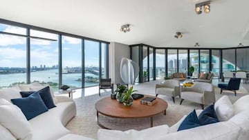 El exfutbolista y su esposa Victoria compraron recientemente esta casa en el rascacielos One Thousand Museum en Miami diseñado por Zaha Hadid. El ático de dos plantas y cinco habitaciones tiene más de mil metros cuadrados. El edificio cuenta con piscinas al aire libre y otra cubierta en la planta 60, gimnasio, spa, peluquería, salón de belleza y zonas comunes donde realizar presentaciones y eventos privados.