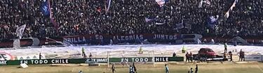 Los hinchas de la U le hicieron un homenaje a Sebastián Ubilla
