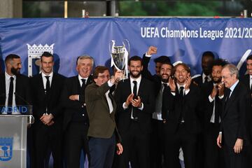 El alcalde de Madrid, José Luis Martínez Almeida, levanta una réplica del trofeo de la Liga de Campeones en la recepción en el Ayuntamiento de Madrid.