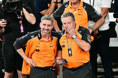 El director del equipo de McLaren, Andrea Stella (izquierda), y el director ejecutivo Zak Brown se emocionan por el campeonato del mundo de Lando Norris.