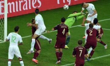 1-1. Islam Slimani anota el gol del empate.