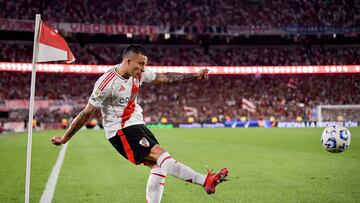 BUENOS AIRES, ARGENTINA - MARCH 29: Kevin Castaño of River Plate takes a corner kick during a Torneo Apertura Betano 2025 Group B match between River Plate and Rosario Central at Estadio Mas Monumental Antonio Vespucio Liberti on March 29, 2025 in Buenos Aires, Argentina. (Photo by Marcelo Endelli/Getty Images)