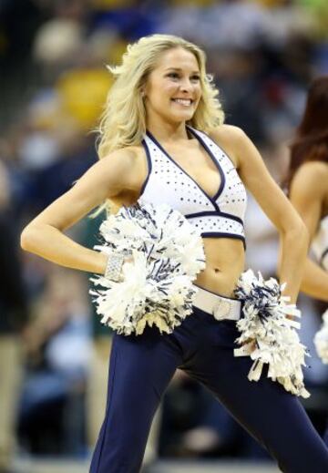 Cheerleader en el partido de los Indiana Pacers - Atlanta Hawks.