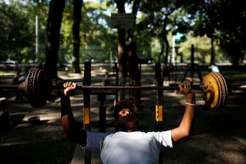 Este gimnasio al aire libre en Caracas est construido con cemento, barras y otros materiales reciclados.