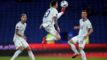 Buenos Aires (Argentina), 12/11/2020.- Argentina&#039;s Lionel Messi (C) in action against Paraguay during a match for the third day of the South American qualifiers for the Qatar 2022 World Cup, at the Alberto J Armando &#039;La Bombonera&#039; stadium, in Buenos Aires, Argentina, 12 November 2020. (Mundial de F&uacute;tbol, Catar) EFE/EPA/MARCELO ENDELLI / POOL