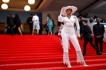 Winnie Harlow posa en la alfombra roja de Cannes. 