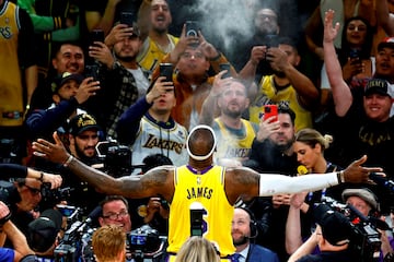 El Crypto.com Arena se visti¨® de gala para vivir una noche hist¨®rica. LeBron James super¨® a Kareem Abdul-Jabbar como m¨¢ximo anotador de la historia de la NBA y todos los objetivos estuvieron pendientes de ¨¦l incluso antes de jugar. Como en su cl¨¢sico ritual de lanzar el polvo de talco por el aire antes de empezar el partido.