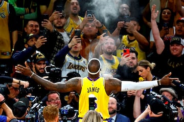 El Crypto.com Arena se vistió de gala para vivir una noche histórica. LeBron James superó a Kareem Abdul-Jabbar como máximo anotador de la historia de la NBA y todos los objetivos estuvieron pendientes de él incluso antes de jugar. Como en su clásico ritual de lanzar el polvo de talco por el aire antes de empezar el partido.
