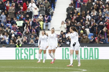 Tristeza de las jugadoras del Real Madrid Femenino durante el encuentro.