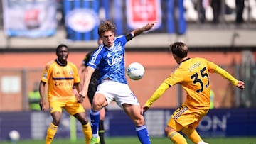 Soccer Football - Serie A - Como v Pisa SC - Stadio Giuseppe Sinigaglia, Como, Italy - March 22, 2026 Como's Nico Paz in action with Pisa SC's Felipe Loyola REUTERS/Daniele Mascolo