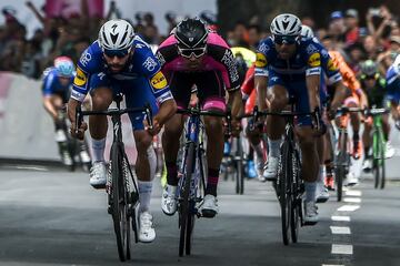 En un duro sprint, Gaviria venció a Sebastián Molano.