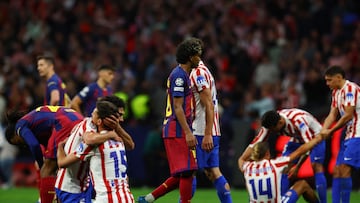 Soccer Football - UEFA Champions League - Quarter Final - Second Leg - Atletico Madrid v FC Barcelona - Riyadh Air Metropolitano, Madrid, Spain - April 14, 2026 FC Barcelona's Lamine Yamal looks dejected after the match as Atletico Madrid players celebrate REUTERS/Albert Gea