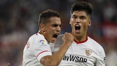 Los jugadores del Sevilla, el franc&eacute;s Ben Yedder (i) y el argentino Joaqu&iacute;n Correa, celebran el primer gol del equipo sevillista durante el encuentro correspondiente a la d&eacute;cima jornada de primera divisi&oacute;n que disputan esta noche frente al Legan&eacute;s en el estadio S&aacute;nchez Pizjuan, en Sevilla.