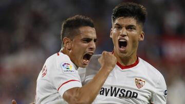 Los jugadores del Sevilla, el francés Ben Yedder (i) y el argentino Joaquín Correa, celebran el primer gol del equipo sevillista durante el encuentro correspondiente a la décima jornada de primera división que disputan esta noche frente al Leganés en el estadio Sánchez Pizjuan, en Sevilla.