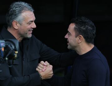 Saludo de los entrenadores Marino Pusic y Xavi Hernández.