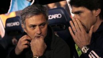 El entrenador del Real Madrid, Jos&eacute; Mourinho, conversa con su ayundante Aitor Karanka (d) durante el partido de la vig&eacute;simo quinta jornada de Liga de Primera Divisi&oacute;n disputado ante el Deportivo de La Coru&ntilde;a esta noche en el estadio de Riazor. 