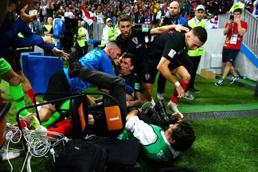 El reportero gráfico Yuri Cortez en la celebración del segundo gol croata.