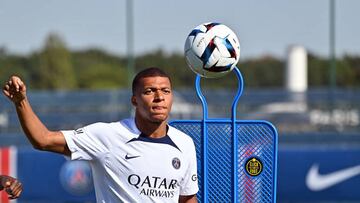 PARIS, FRANCE - AUGUST 11: Kylian Mbappe controls the ball during a Paris Saint-Germain training session on August 11, 2022 in Paris, France. (Photo by Aurelien Meunier - PSG/PSG via Getty Images)