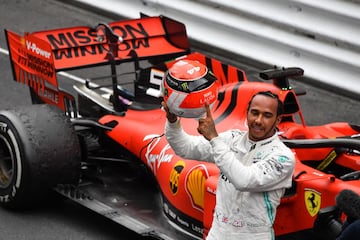 Lewis Hamilton señala el nombre de la  leyenda de Fórmula Uno Niki Lauda en su casco después de ganar el Gran Premio de Fórmula 1 de Mónaco 