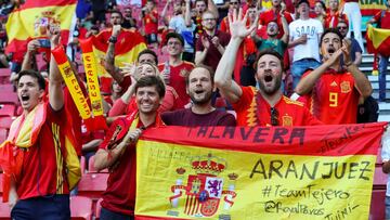 Aficionados espa&ntilde;oles en la previa de un partido de la Eurocopa.