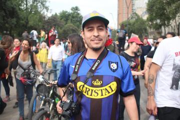 Hinchas de distintos clubes llegaron hasta Plaza Italia para ser parte de la manifestación más masiva. Hasta los archirrivales se tomaron fotografías juntos.