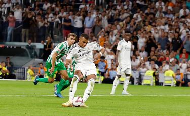 Ejecutó con tranquilidad a su derecha. No ajustó mucho el tiro pero engañó por completo a Rui Silva.