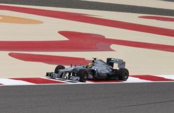 Lewis Hamilton conduce durante la primera sesión de entrenamientos del Gran Premio de F1 de Bahrain